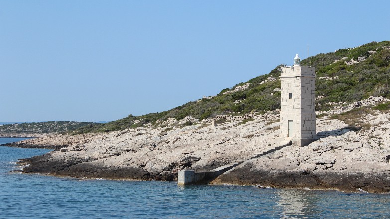 Hier sehen Sie einen alten Leuchtturm an der Küste einer kroatischen Insel